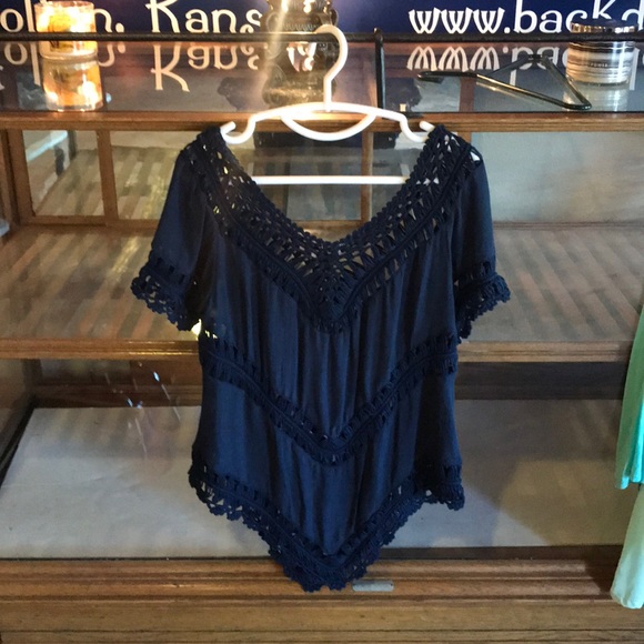 Size small cute top! Looks great with tank under. - Picture 2 of 2